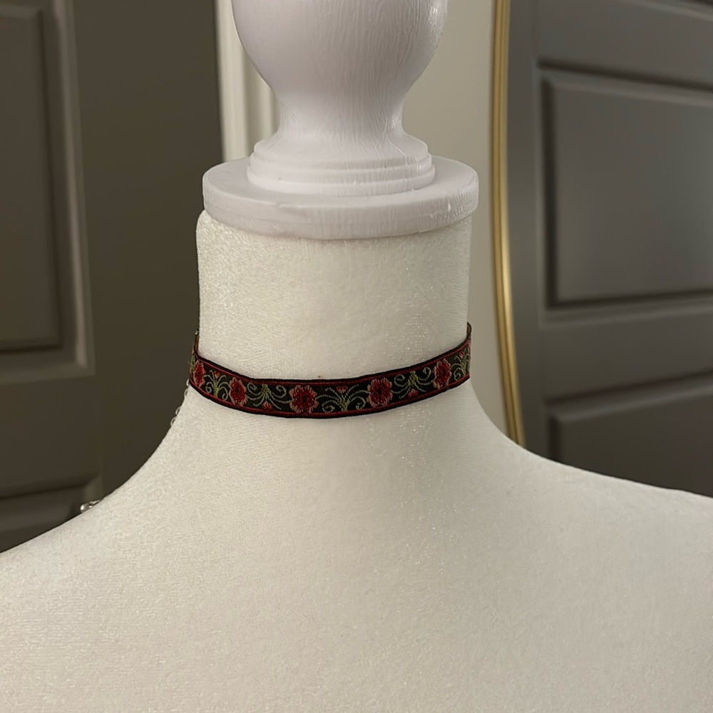 Chocker necklace!